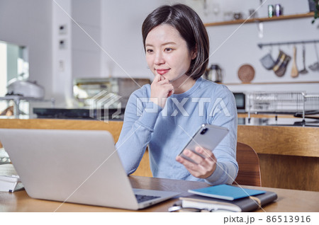 資産運用を考える若い女性 86513916