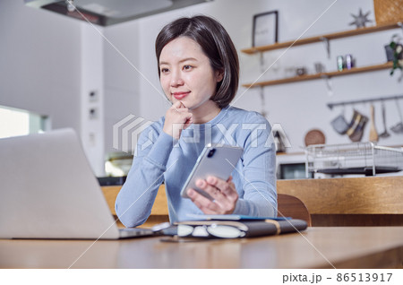 資産運用を考える若い女性 資産運用を考える若い女性 86513917