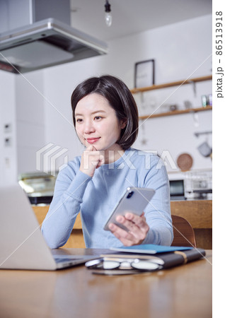 資産運用を考える若い女性 86513918