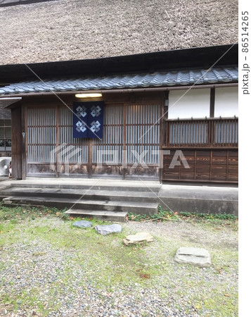 お蕎麦屋さんの入口を外から見たところ お蕎麦屋さんの入口を外から見たところ 86514265
