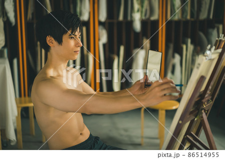 自画像をデッサンする男性 86514955