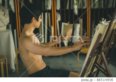 自画像をデッサンする男性 自画像をデッサンする男性 86514956