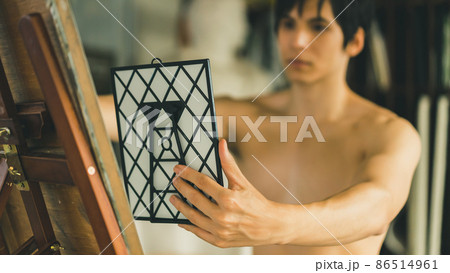 自画像をデッサンする男性 86514961
