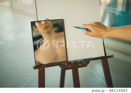 自画像をデッサンする男性 自画像をデッサンする男性 86514965