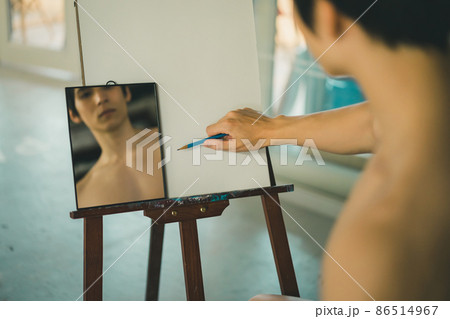 自画像をデッサンする男性 86514967
