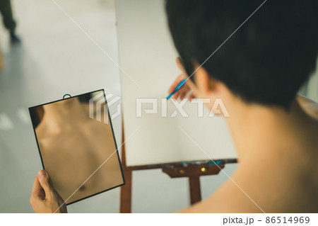 自画像をデッサンする男性 86514969