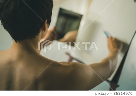 自画像をデッサンする男性 86514970