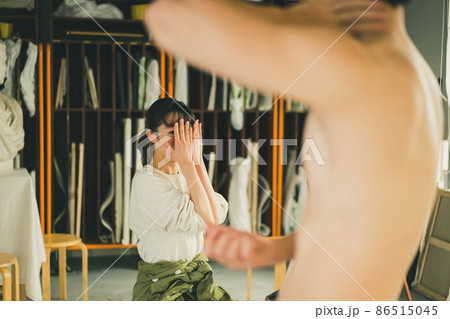 ヌードデッサンを恥ずかしがる女子 86515045