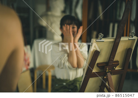 ヌードデッサンを恥ずかしがる女子 ヌードデッサンを恥ずかしがる女子 86515047