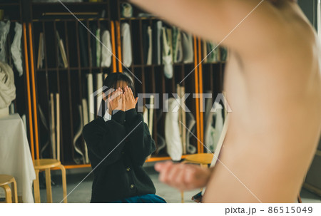 ヌードデッサンを恥ずかしがる女子学生 ヌードデッサンを恥ずかしがる女子学生 86515049