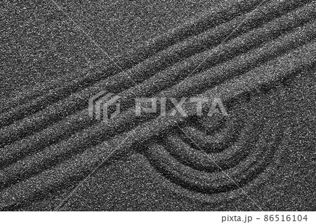 Pattern on decorative black sand, top view. Zen and harmony Pattern on decorative black sand, top view. Zen and harmony 86516104