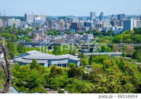 杜の都仙台 初夏 青葉城址公園から広瀬川に架かる仲の瀬橋、地下鉄東西線鉄橋とビル群を望む 杜の都仙台 初夏 青葉城址公園から広瀬川に架かる仲の瀬橋、地下鉄東西線鉄橋とビル群を望む 86516954