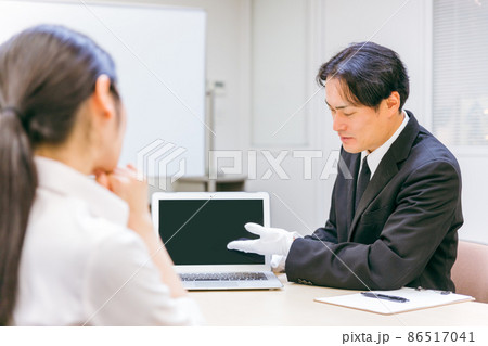 打ち合わせをする白手袋をつけたビジネスマン（真剣） 86517041