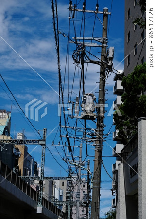 電柱と電線 電柱と電線 86517126
