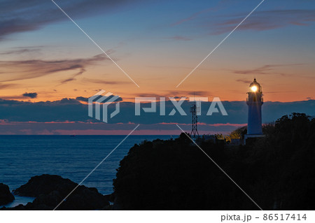 【潮岬灯台 (夕刻)】 和歌山県東牟婁郡串本町潮岬 86517414