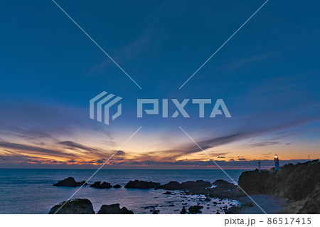 【潮岬灯台 (夕刻)】 和歌山県東牟婁郡串本町潮岬 86517415