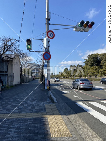 信号と道路標識と横断歩道の写真素材 [86517581] - PIXTA
