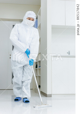 防塵服で除菌清掃する女性 防塵服で除菌清掃する女性 86517842