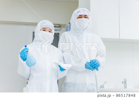 清掃業の男女 86517848