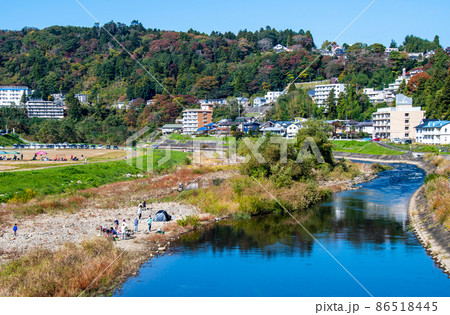 杜の都仙台 広瀬川 秋 牛越橋から右岸上流の広瀬川牛越緑地を望む 杜の都仙台 広瀬川 秋 牛越橋から右岸上流の広瀬川牛越緑地を望む 86518445