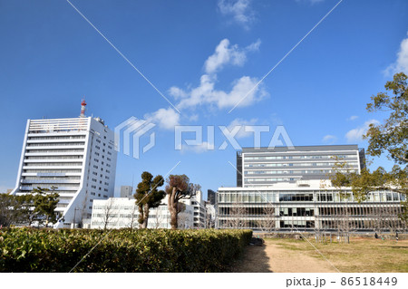 和歌山城ホール(左)と和歌山市庁舎(右)　【和歌山県和歌山市】 86518449