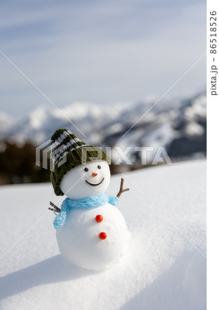 雪山と雪原と手作りの雪だるま 雪山と雪原と手作りの雪だるま 86518526