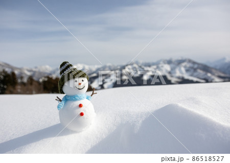 雪山と雪原と手作りの雪だるま 86518527