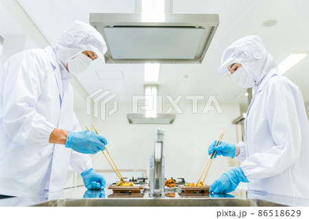 お弁当の盛り付けをする男女（食品加工） 86518629