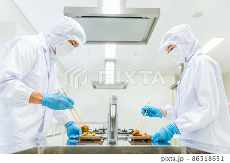 お弁当の盛り付けをする男女（食品加工） 86518631