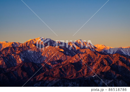 モルゲンロートに染まる餓鬼岳・唐沢岳(冬・鷹狩山より) モルゲンロートに染まる餓鬼岳・唐沢岳(冬・鷹狩山より) 86518786
