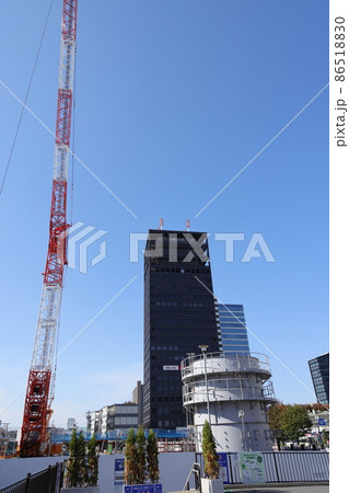 JR中野駅前で工事中の大型クレーンのアーム 86518830