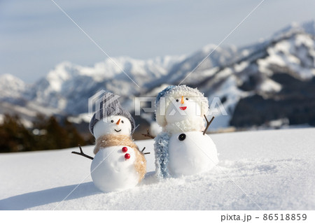 雪原と雪山 ペアの雪だるま 雪原と雪山 ペアの雪だるま 86518859
