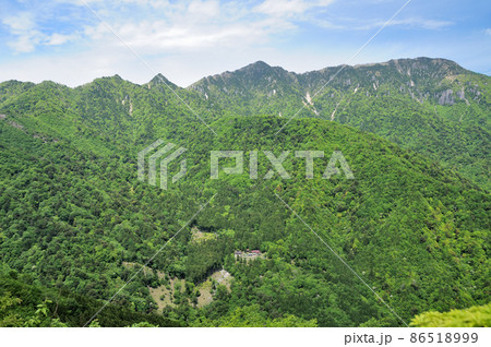 黒谷峠から前鬼・小仲坊、正面に釈迦ヶ岳を望む　【奈良県下北山村】 86518999