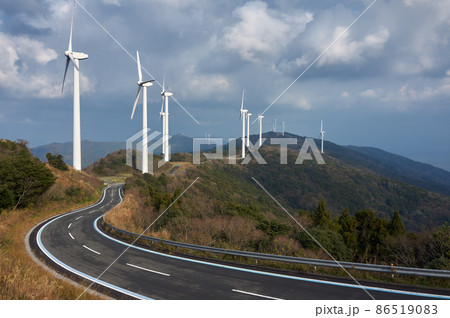 持続可能なクリーンエネルギーとして注目されている風力発電 持続可能なクリーンエネルギーとして注目されている風力発電 86519083