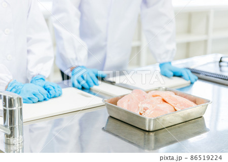 食品加工の仕事をする調理員の男女(手元) 食品加工の仕事をする調理員の男女(手元) 86519224