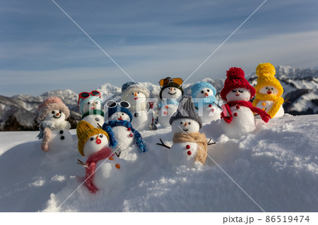 雪山と雪だるまたちの群像 86519474
