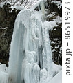 鳥海山の南西中腹にある高瀬峡の大滝。2月の氷結した姿だが、アプローチに難がある 86519973