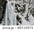 鳥海山の南西中腹にある高瀬峡の大滝も氷結する。ただアプローチが難しい 86519974