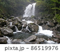 鳥海山のニノ滝はいったん増水すると怖い。谷間に水流の轟音が響く 86519976