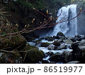 春5月頃のニノ滝。新緑前の草木と、雪解水であふれる滝や渓流がすばらしい 86519977