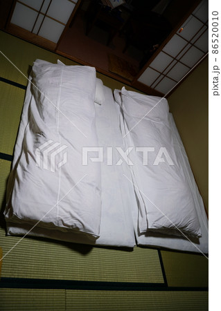 旅館　和室　布団　布団敷き 86520010