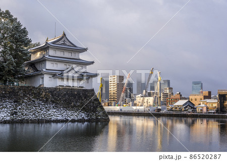 《愛知県》雪の名古屋城西北隅櫓と高層ビル群 《愛知県》雪の名古屋城西北隅櫓と高層ビル群 86520287