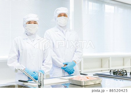 食品加工の仕事をする調理員の男女 86520425