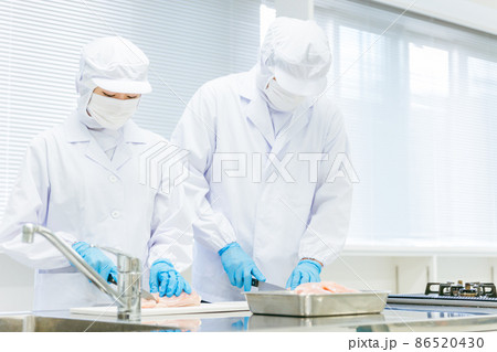 食品加工の仕事をする調理員の男女 86520430