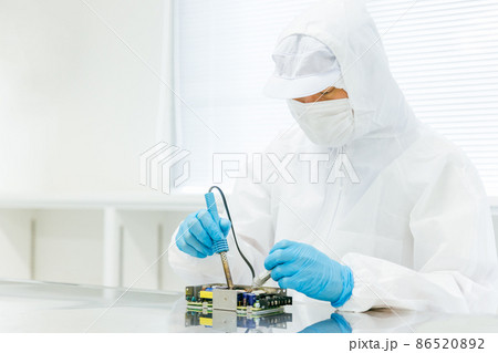 クリーンルームでハンダ付けする男性 86520892