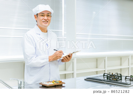 食品を見て分析・評価する調理員・商品開発の男性 86521282