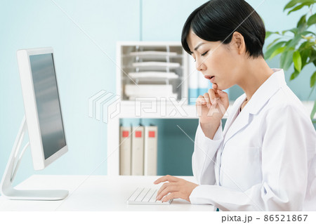 白衣を着た女性 86521867