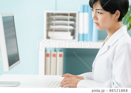 白衣を着た女性 86521868