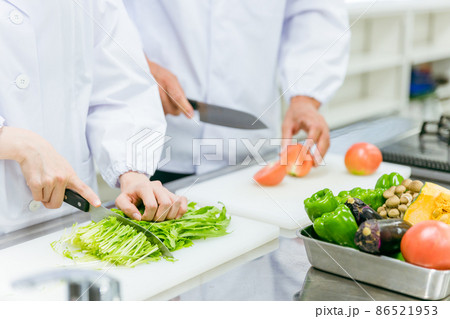 食品工場・給食センター・スーパーで働く調理員の男女(手元) 食品工場・給食センター・スーパーで働く調理員の男女(手元) 86521953