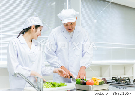 食品工場・給食センター・スーパーで働く調理員の男女 86521957